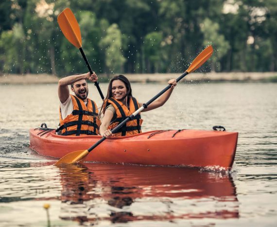 couple-travelling-by-kayak-AMC6S3M.jpg