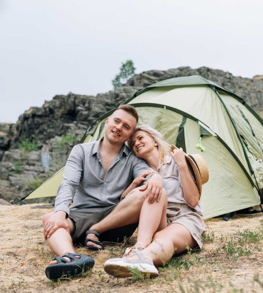 happy-young-couple-travelers-in-casual-outfits-nea-SAT5ZFG.jpg